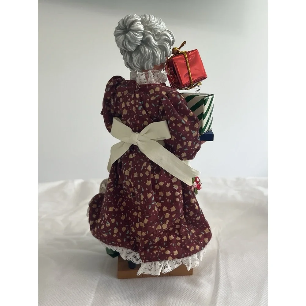 Vintage Clothtique Mrs Claus Personal Shopper Figurine Dept 56 Possible Dreams